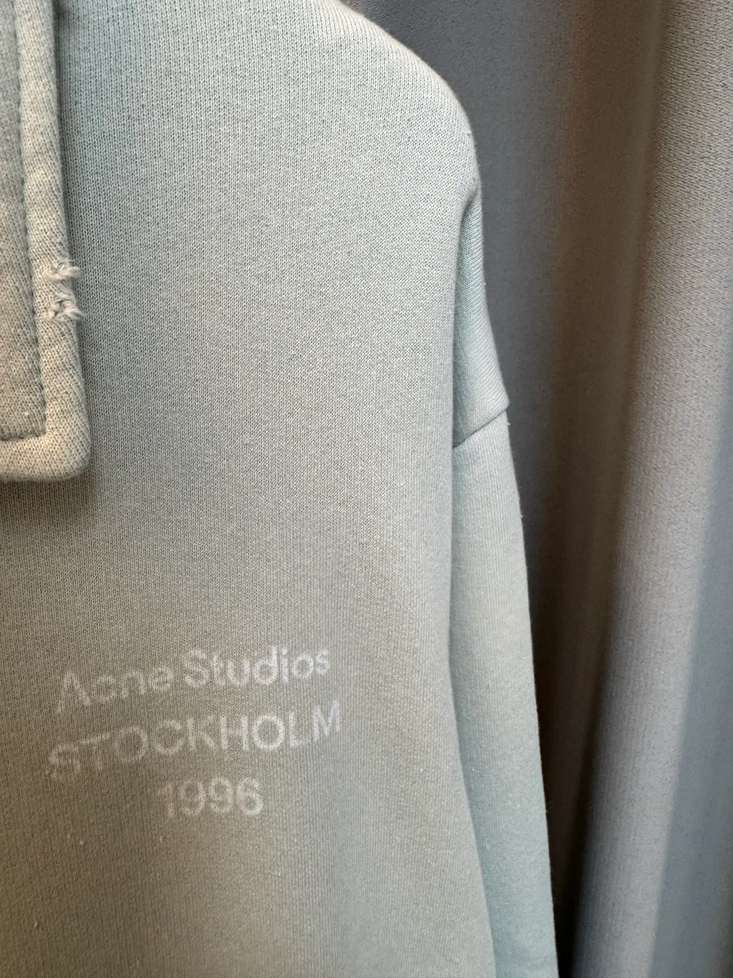 [Premium Replica] Acne 26FW Lapel Full-Zip Retro Washed Jacket (Blue) Selected high-gram heavyweight ring-spun pure cotton large terry fabric, composed of 89 cotton and 11 linen. Consistent with the original version. After multiple enzyme stone grinding pre-washing and shaping, the cloth surface has a slightly distressed and brushed texture. It feels soft and waxy but not stiff, and it is not easy to pill or deform after long-term wear. Size：s/m/l/xl